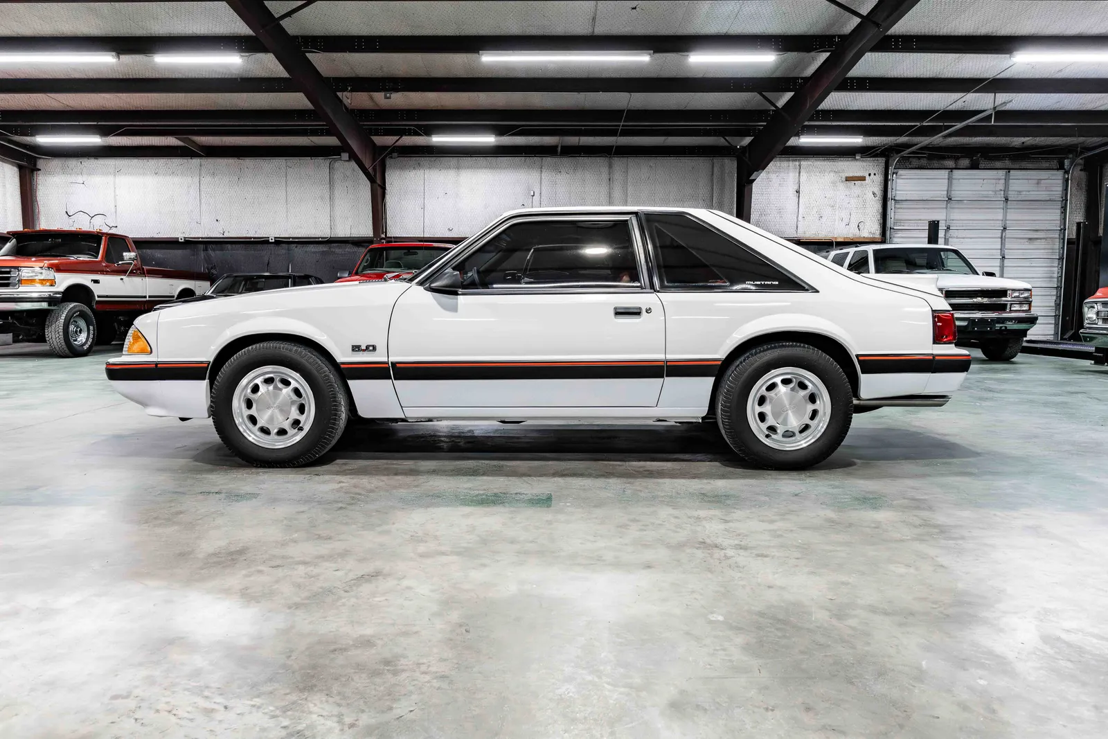 1989-Ford-Mustang-25th Anniversary-White-235432-34.jpg